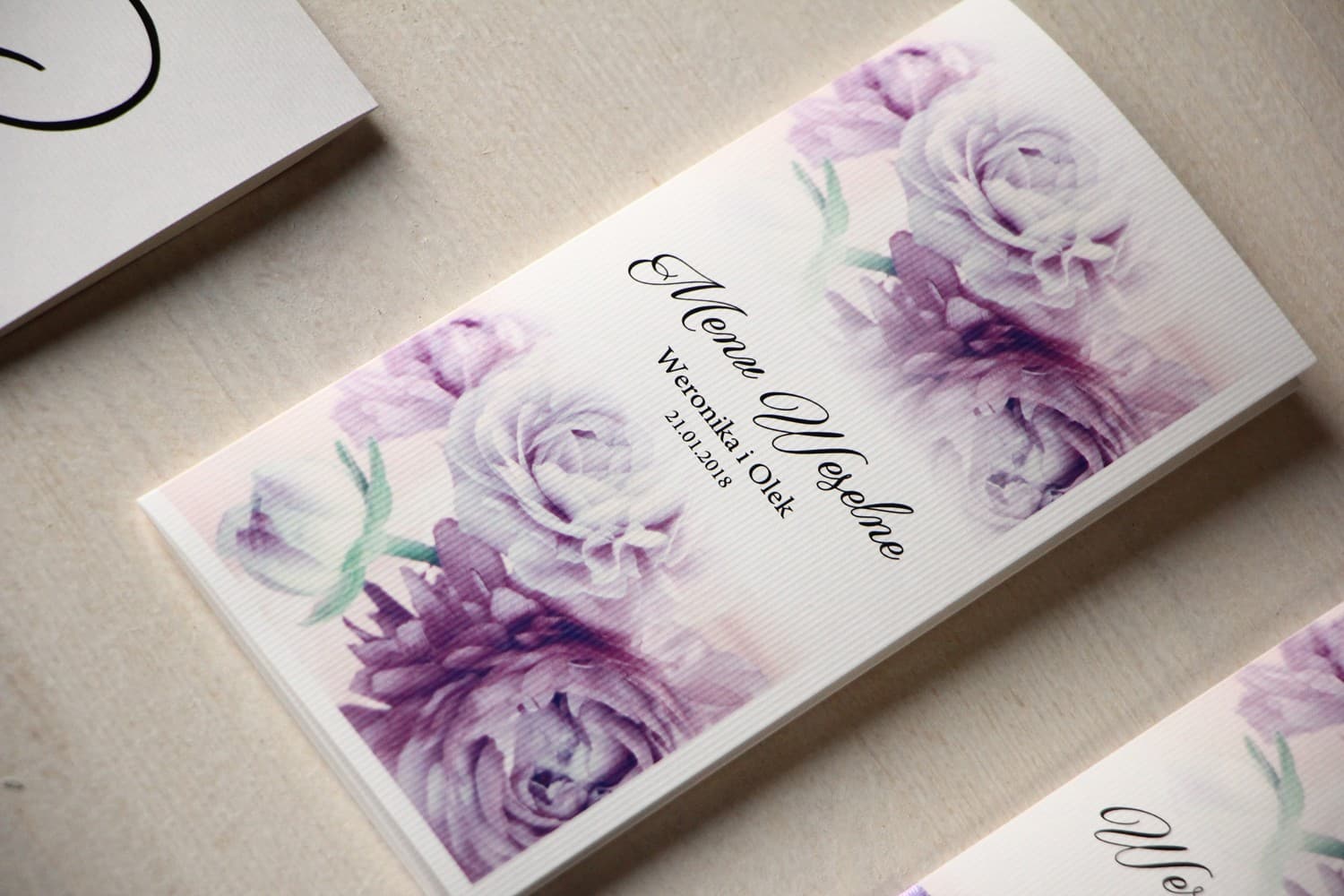 Elegante Menükarte Hochzeit Klappbar Lila Pfingstrosen | Magnet Nr. 17