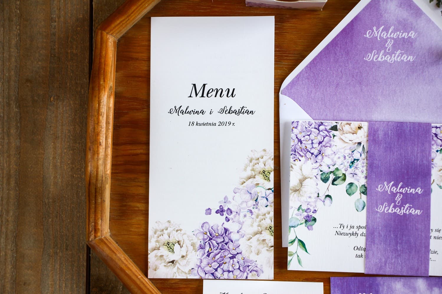 Hochzeitsmenü Violette Blumen Hortensie Pfingstrosen | Elegante Menükarten für den Tisch | Rozalia Nr. 1