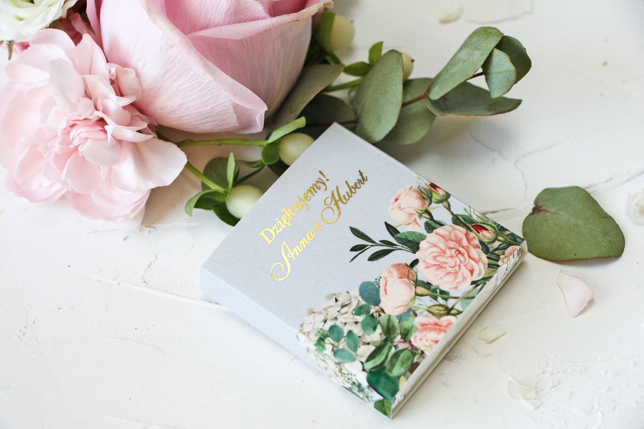 Vergoldete Hochzeitsschokolade mit pudrigen Rosen | Personalisierte Gastgeschenke | Szafirowe Nr. 2