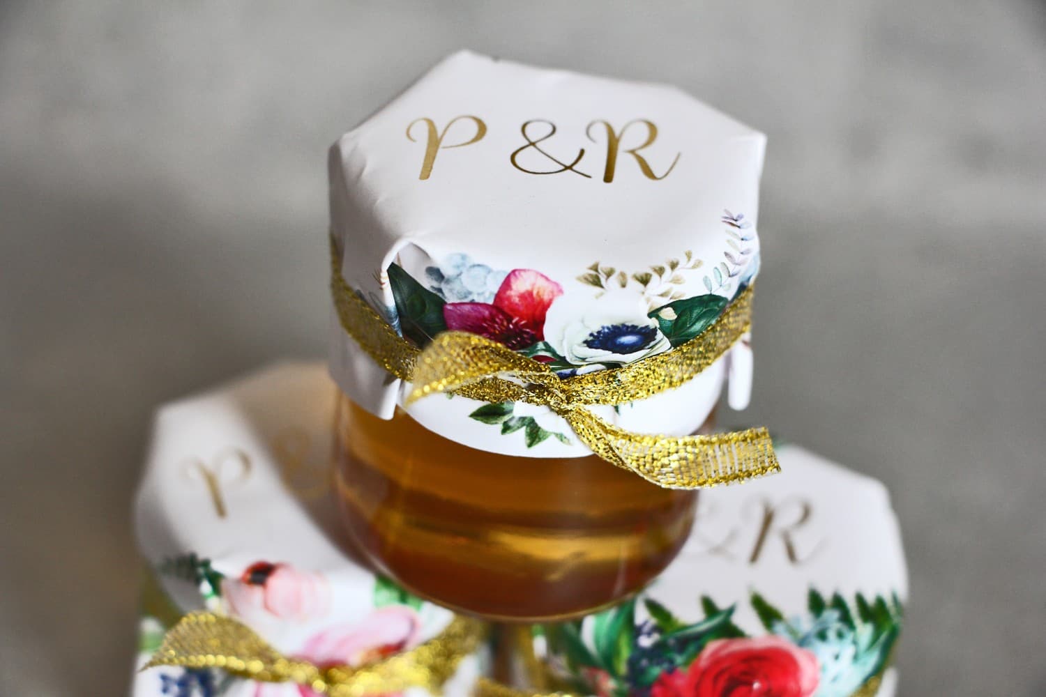 Cykade No. 7 Foiled Wedding Honey – Sweet Favour with Burgundy Anemones