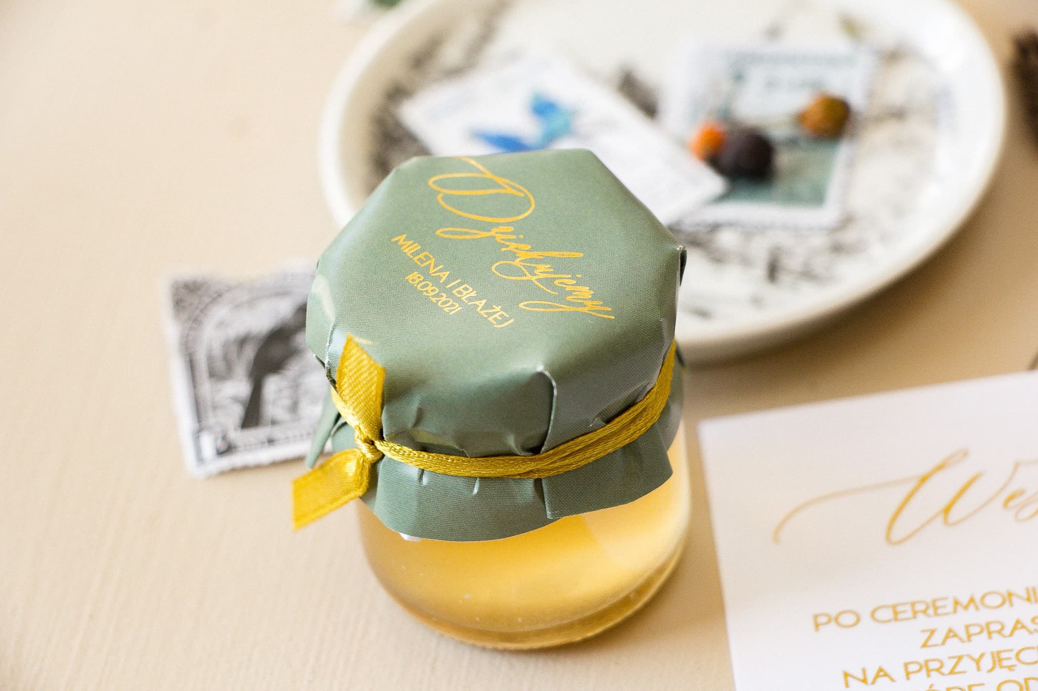 Natural Honey Jar Sand No. 3 – Gold-Foiled Favour with Greenery
