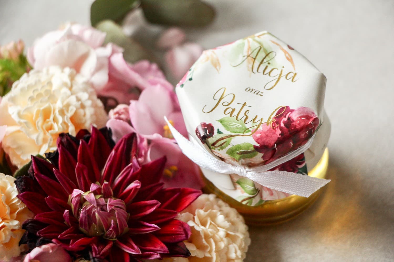 Vergoldete Hochzeitsgläser mit Honig Lotus Nr. 2 – Süßes Dankeschön mit rosa Pfingstrose