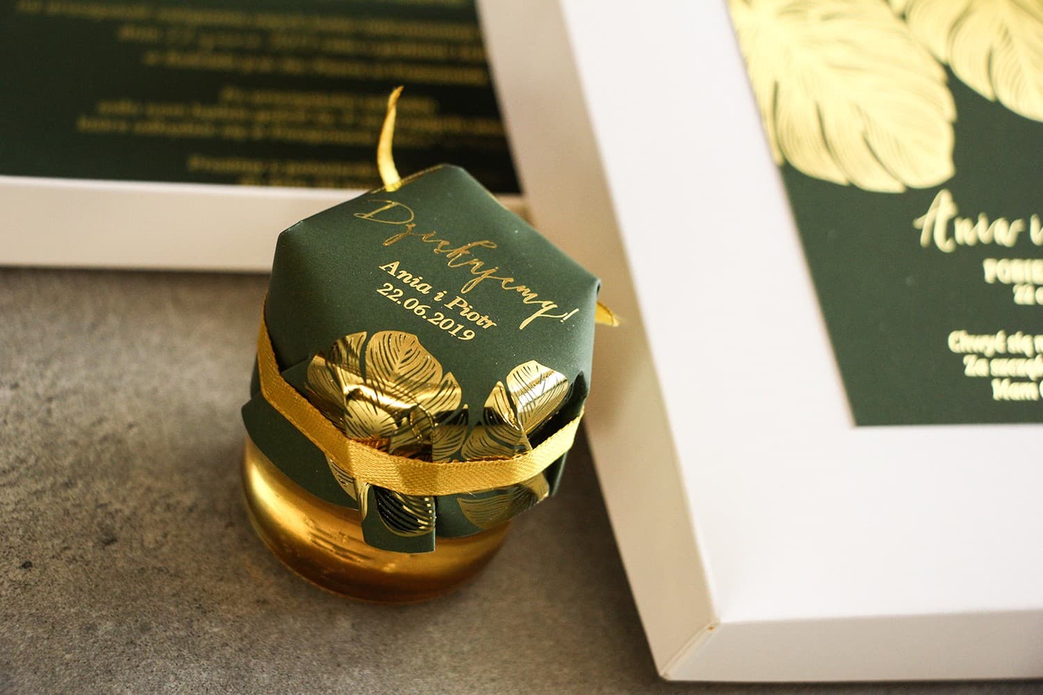 Vergoldete Hochzeits-Honiggläser Szafir Nr. 1 – Gastgeschenk mit Monstera-Motiv