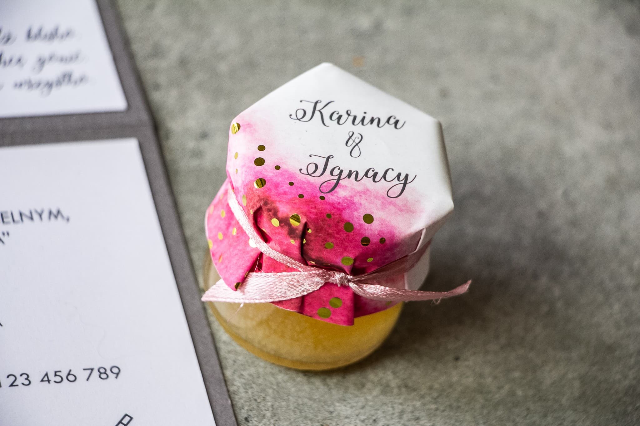 Kleines Honigglas - süßes Gastgeschenk für die Hochzeit. Rosa Haube mit vergoldeten Pünktchen.