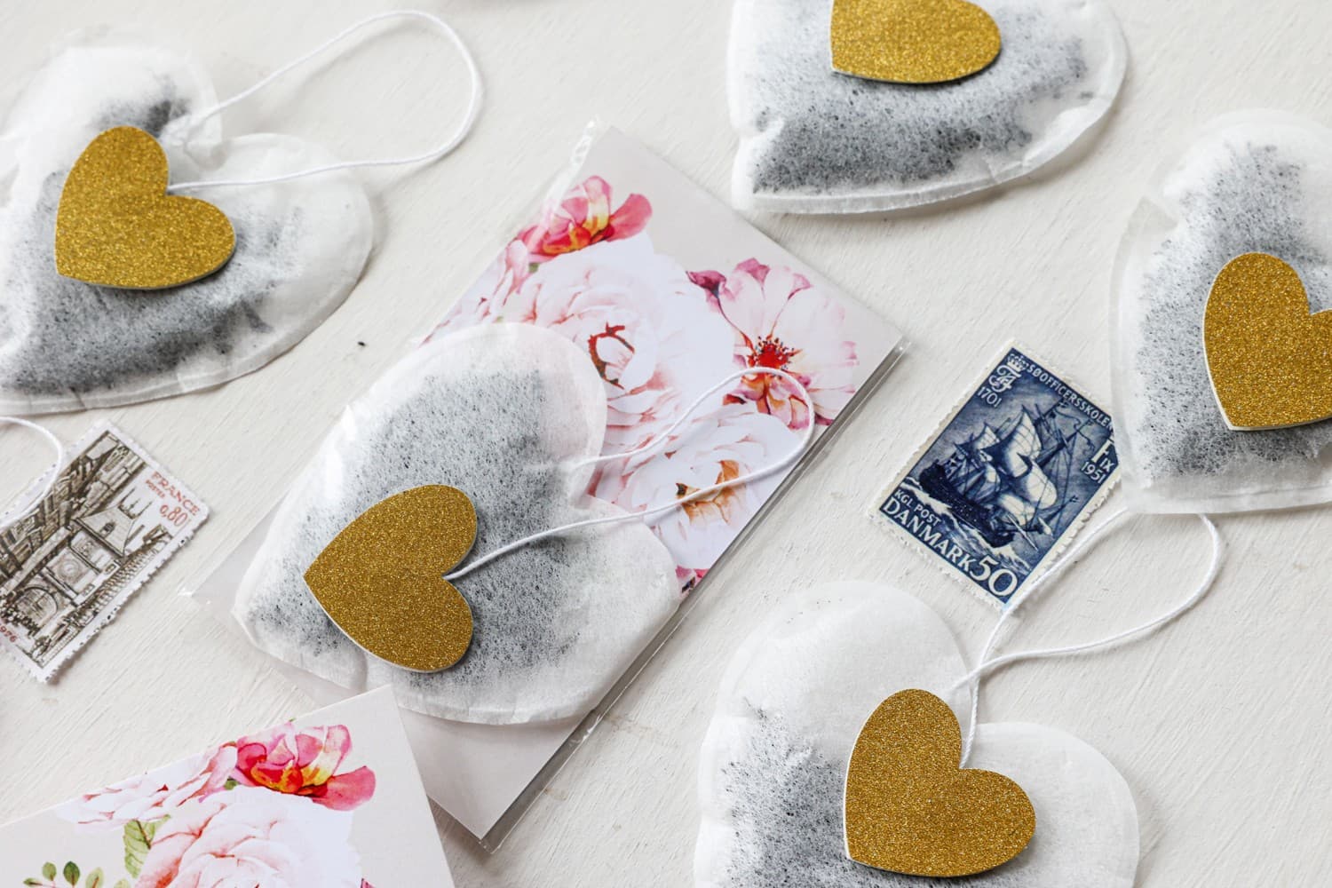 Détail du packaging infusion cœur motif floral | Amelia-Wedding.pl