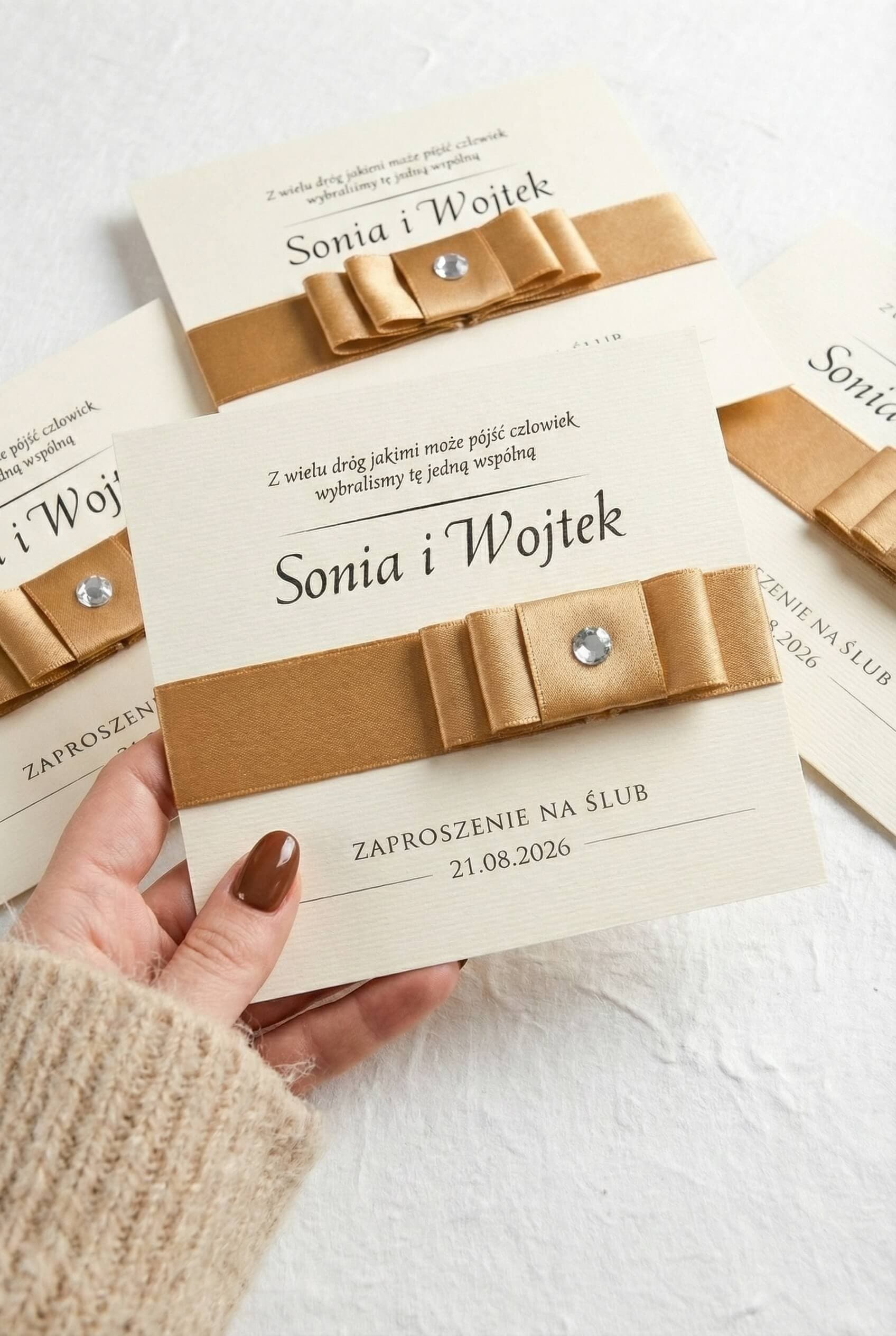 Papelería de boda elegante color crema con lazo dorado Gallant Amelia Wedding