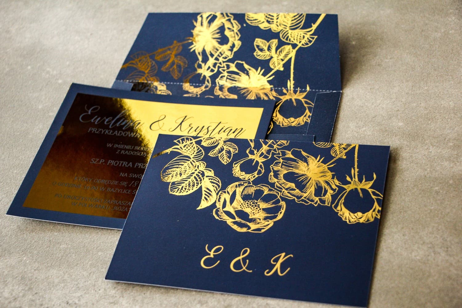 Conjunto de invitación de boda azul marino y dorado con sobre a juego