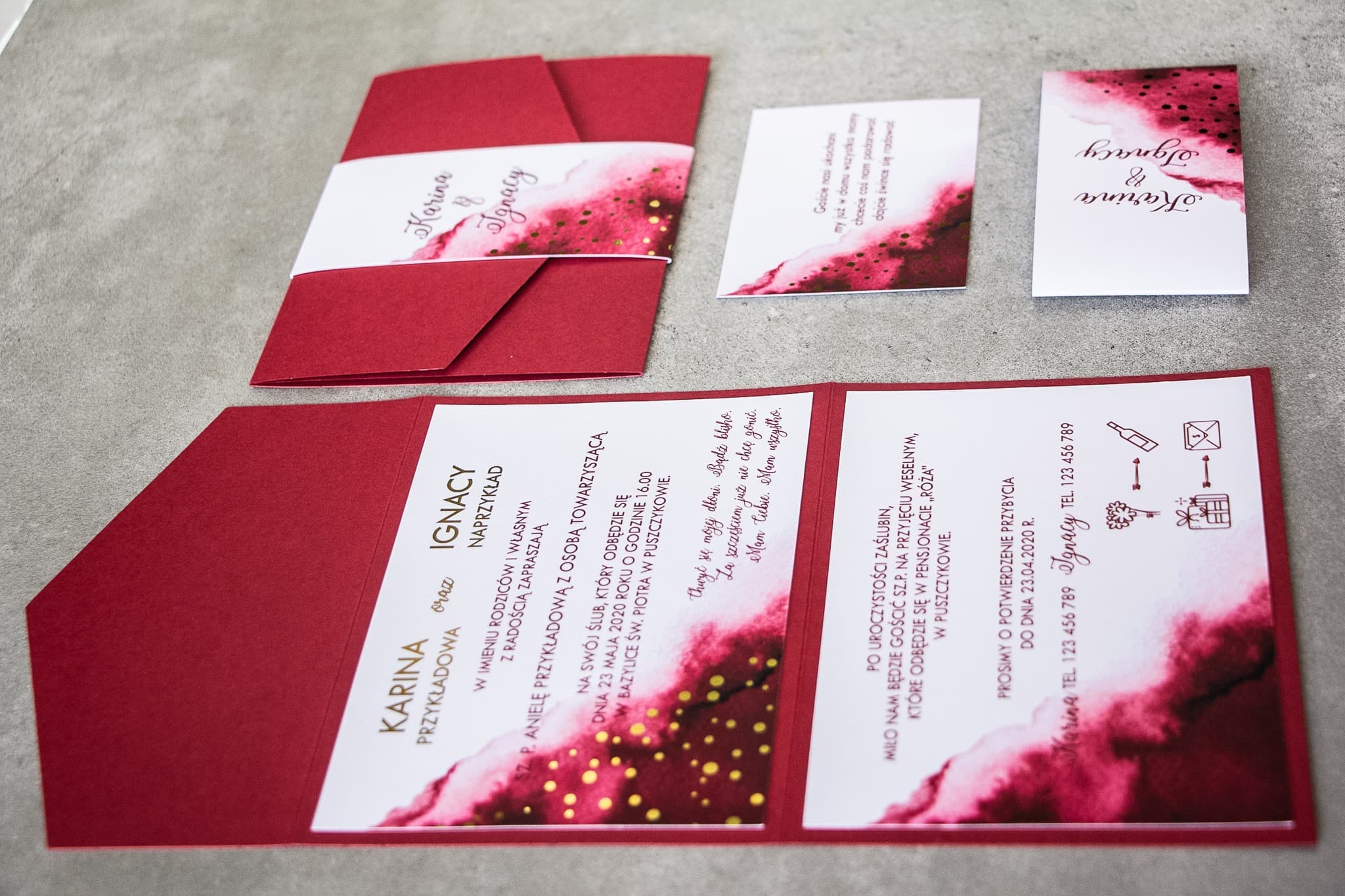 Invitaciones de boda borgoña con lunares dorados, plegadas en tres partes