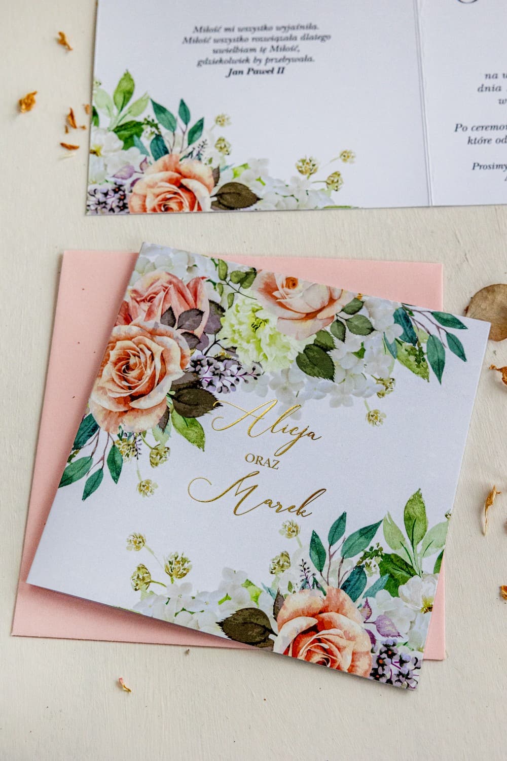 Elegantes invitaciones de boda con motivo de rosas y nombres en dorado Amelia Wedding