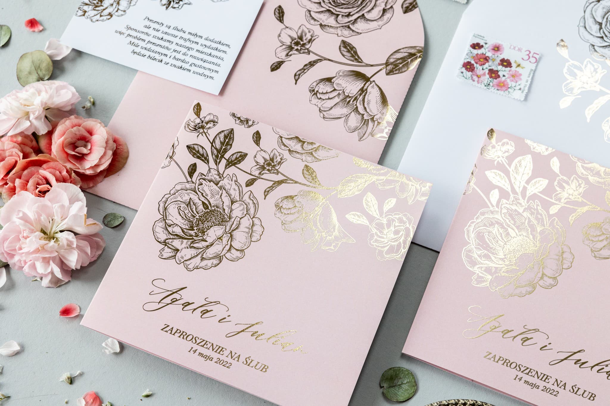 Invitaciones de boda glamour en rosa palo con peonías doradas – Onyks nº 1
