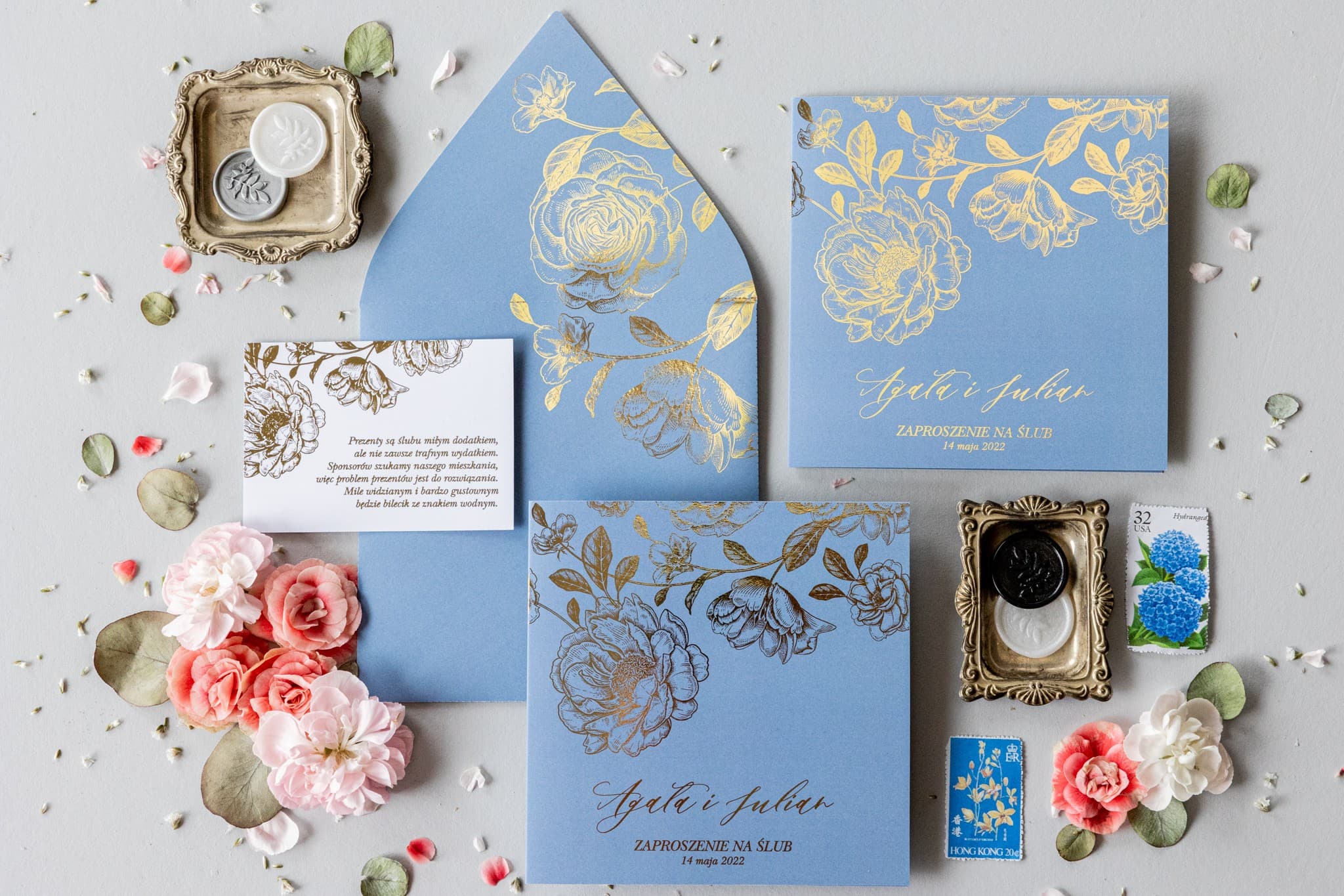 Detalle del acabado dorado en invitación de boda dusty blue Onyks 2