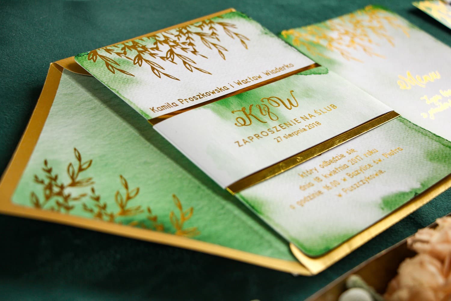 Invitaciones de boda elegantes en verde y oro con acabado espejo
