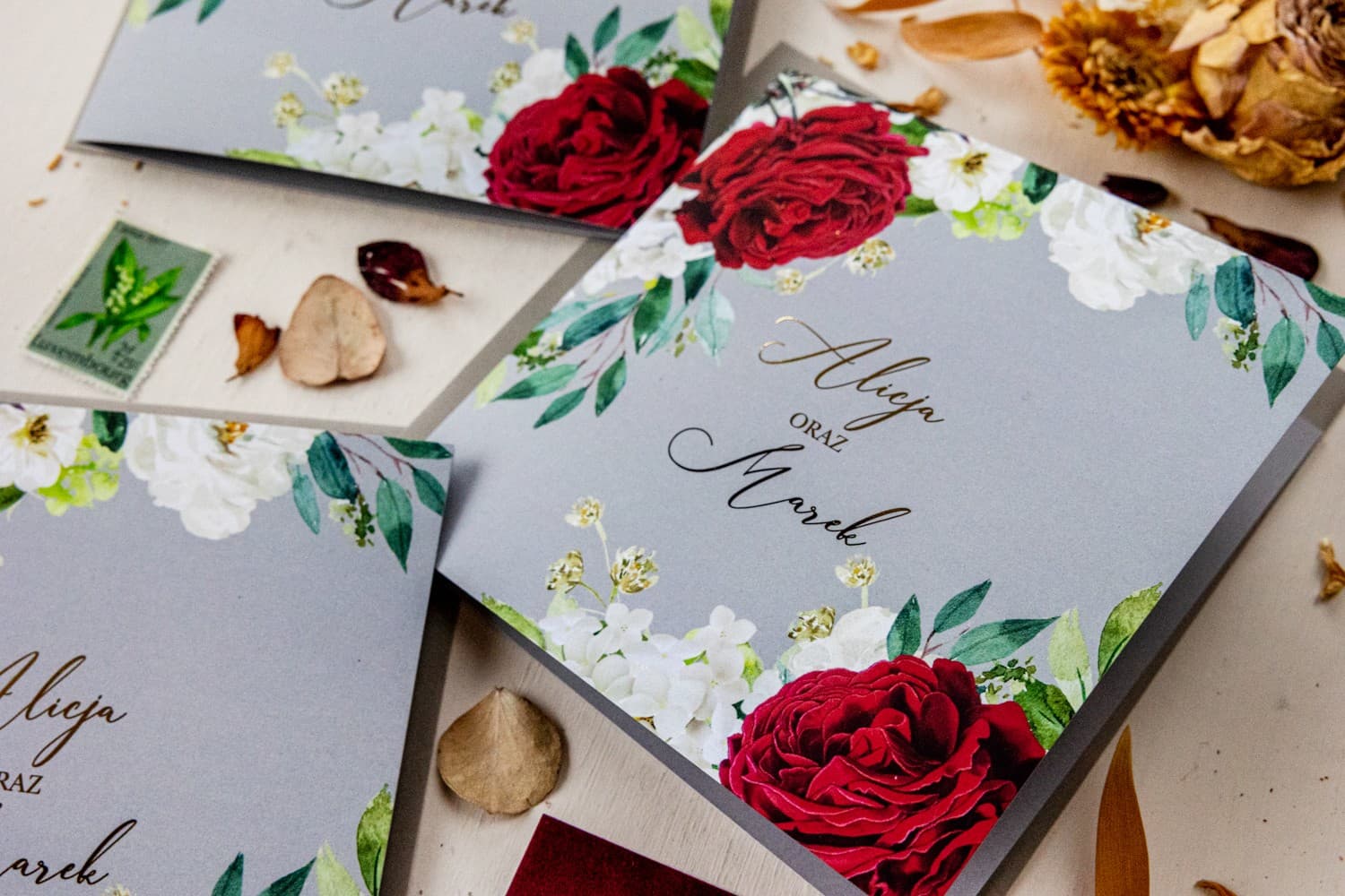 Invitaciones de boda plegables grises con rosas rojas estilo glamour
