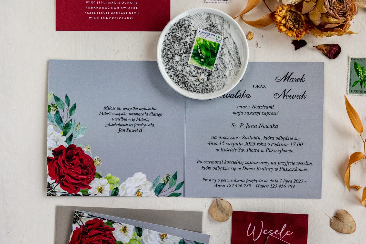 Interior de la invitación de boda con texto personalizado y gráficos florales