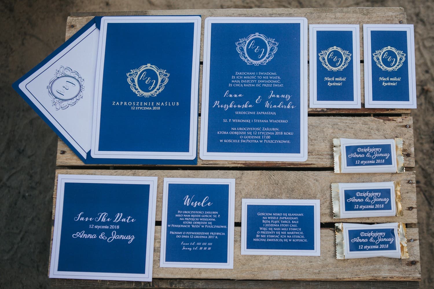 Detalle de invitación de boda premium con lámina dorada