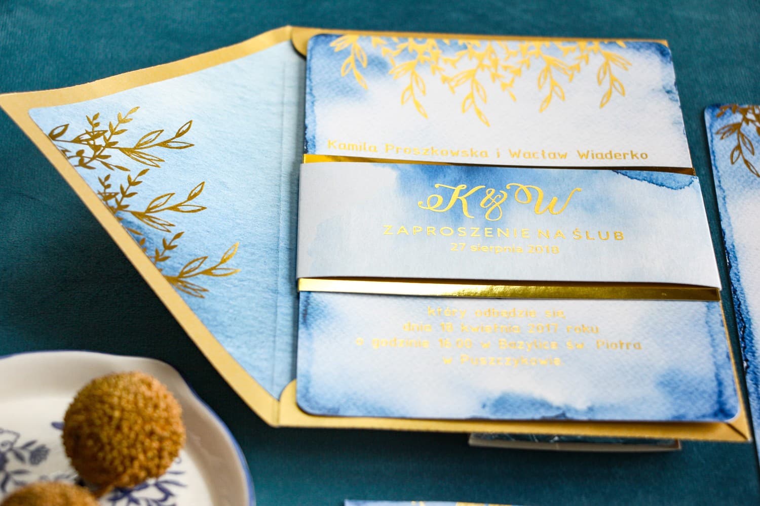 Invitación de boda de lujo con acabado espejo dorado y detalles en azul