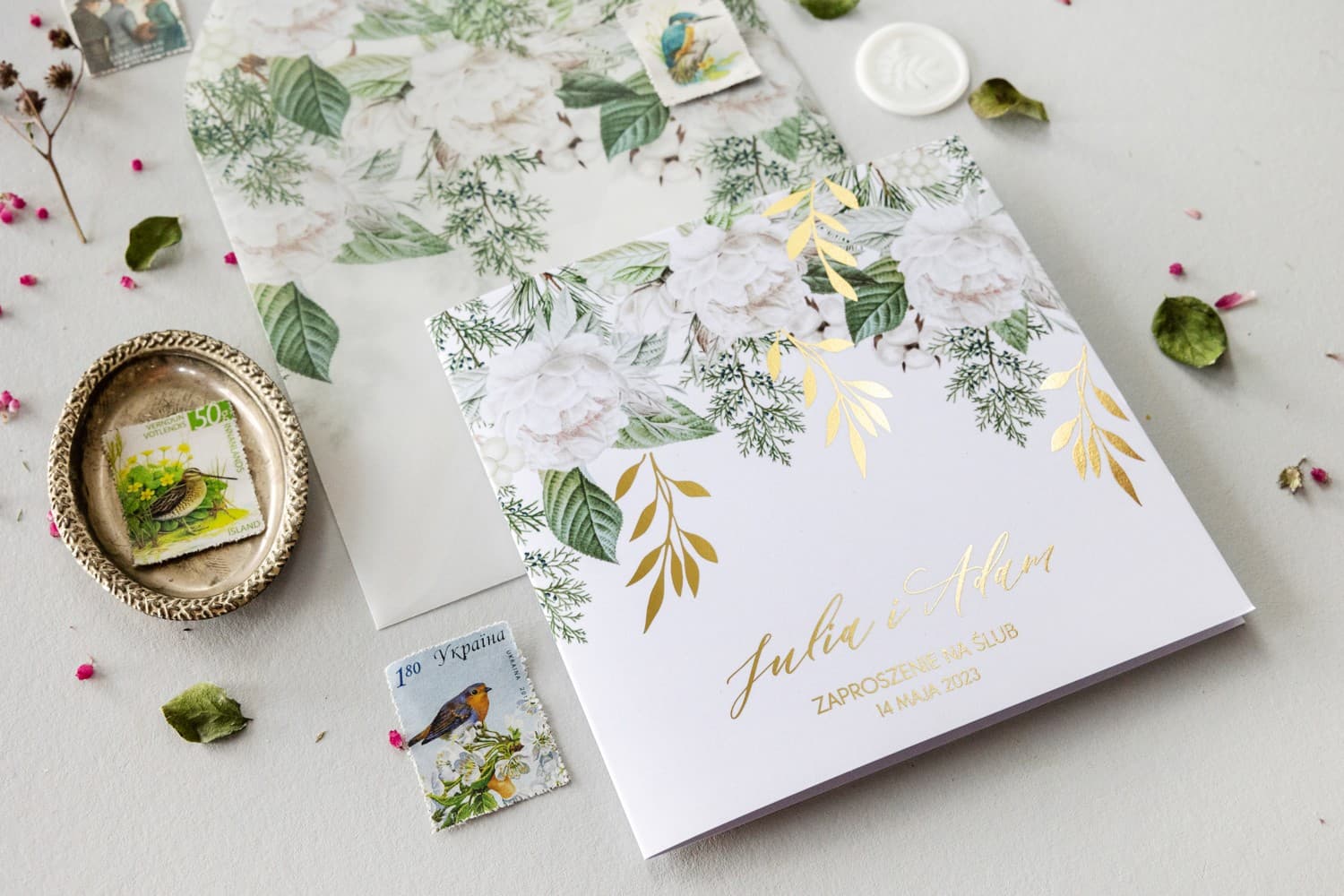 Invitaciones de boda doradas con detalles de lujo ideales para bodas modernas