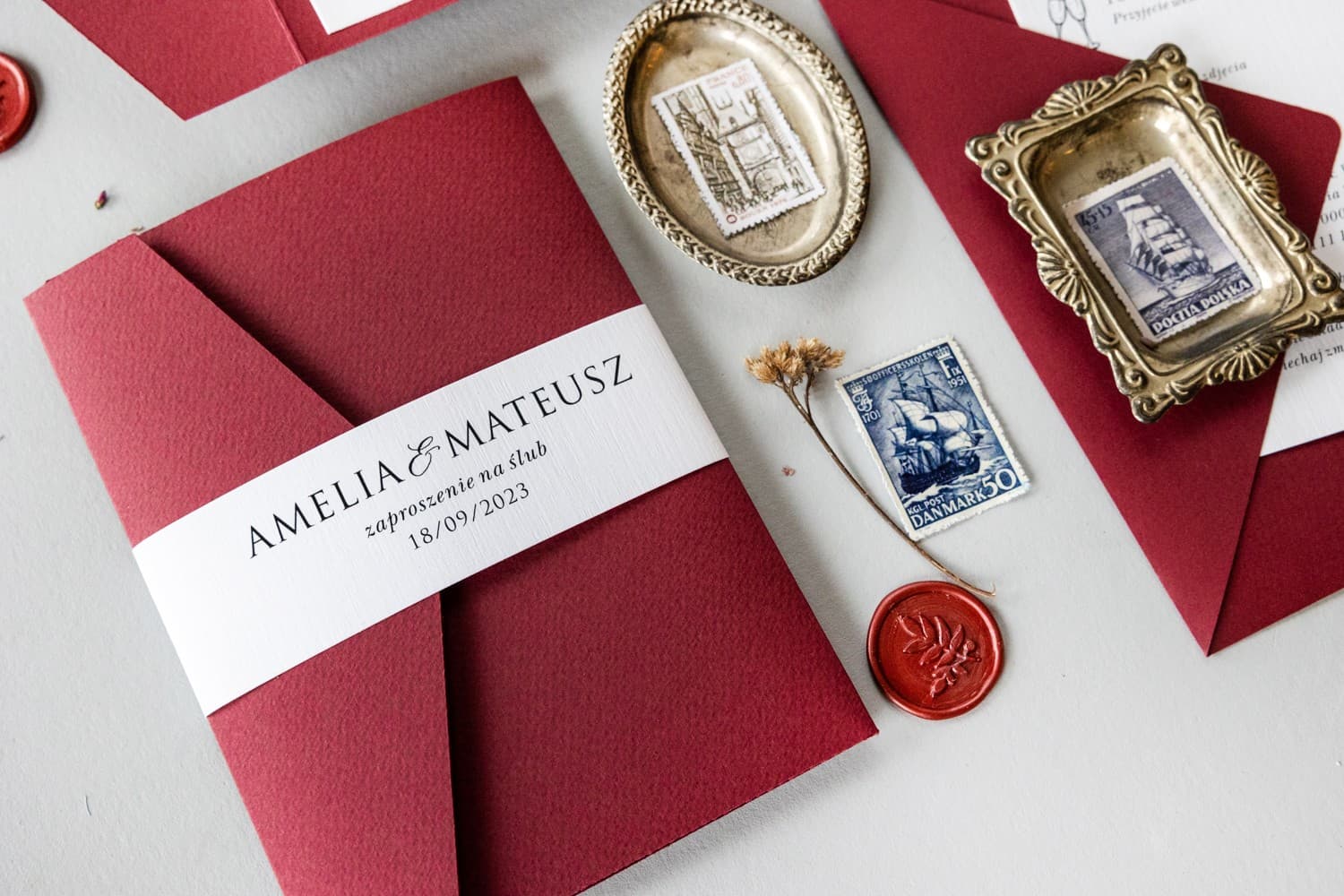 Invitaciones de boda granates en estuche con bolsillo para tarjeta y faja - composición