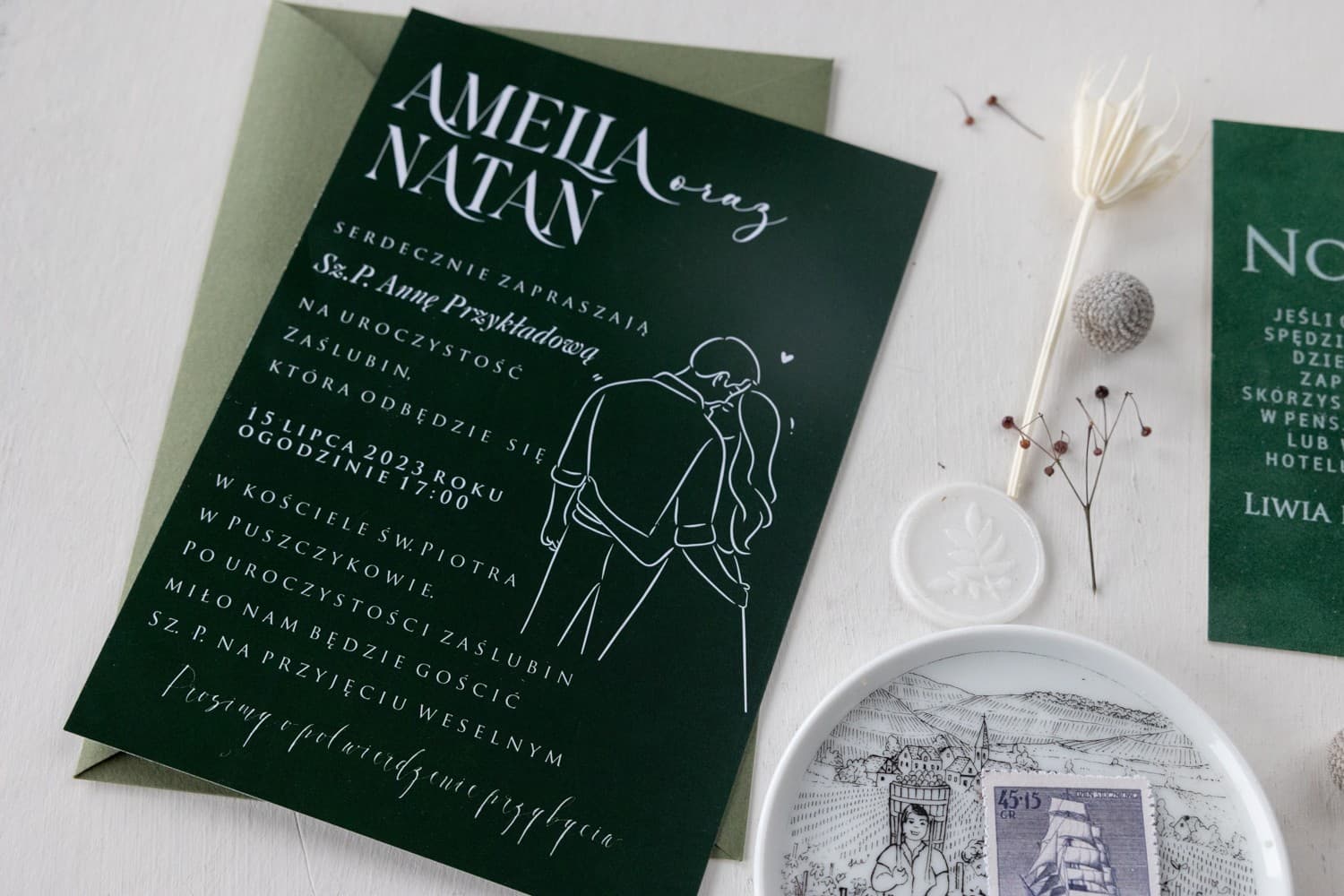 Invitaciones de boda en color verde botella con diseño minimalista