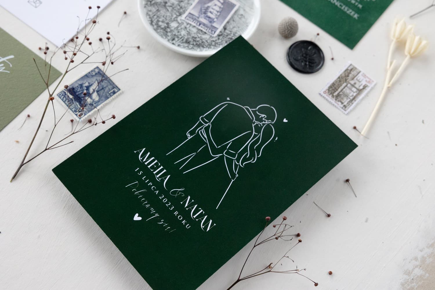 Detalle de invitación de boda verde botella con sobre a juego