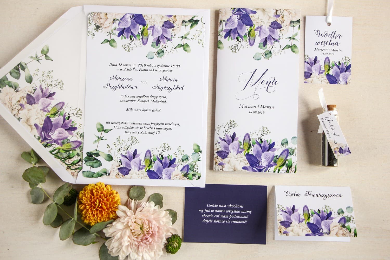Conjunto de invitaciones de boda moradas con peonías y complementos de papelería