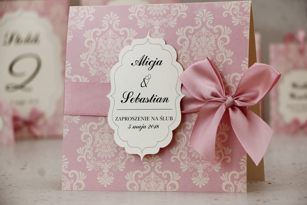 Elegantes invitaciones de boda rosa empolvado con lazo en papel perlado – Ornament n.º 1