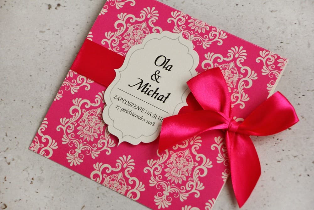 Detalle de invitación de boda perlada - Ornament n.º 4 - Lazo amaranto sobre papel crema
