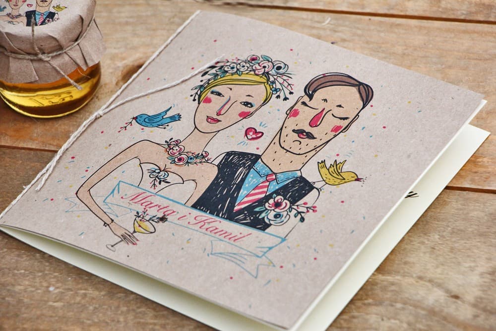 Invitación de boda rústica en papel kraft con cordel y dibujo de pareja