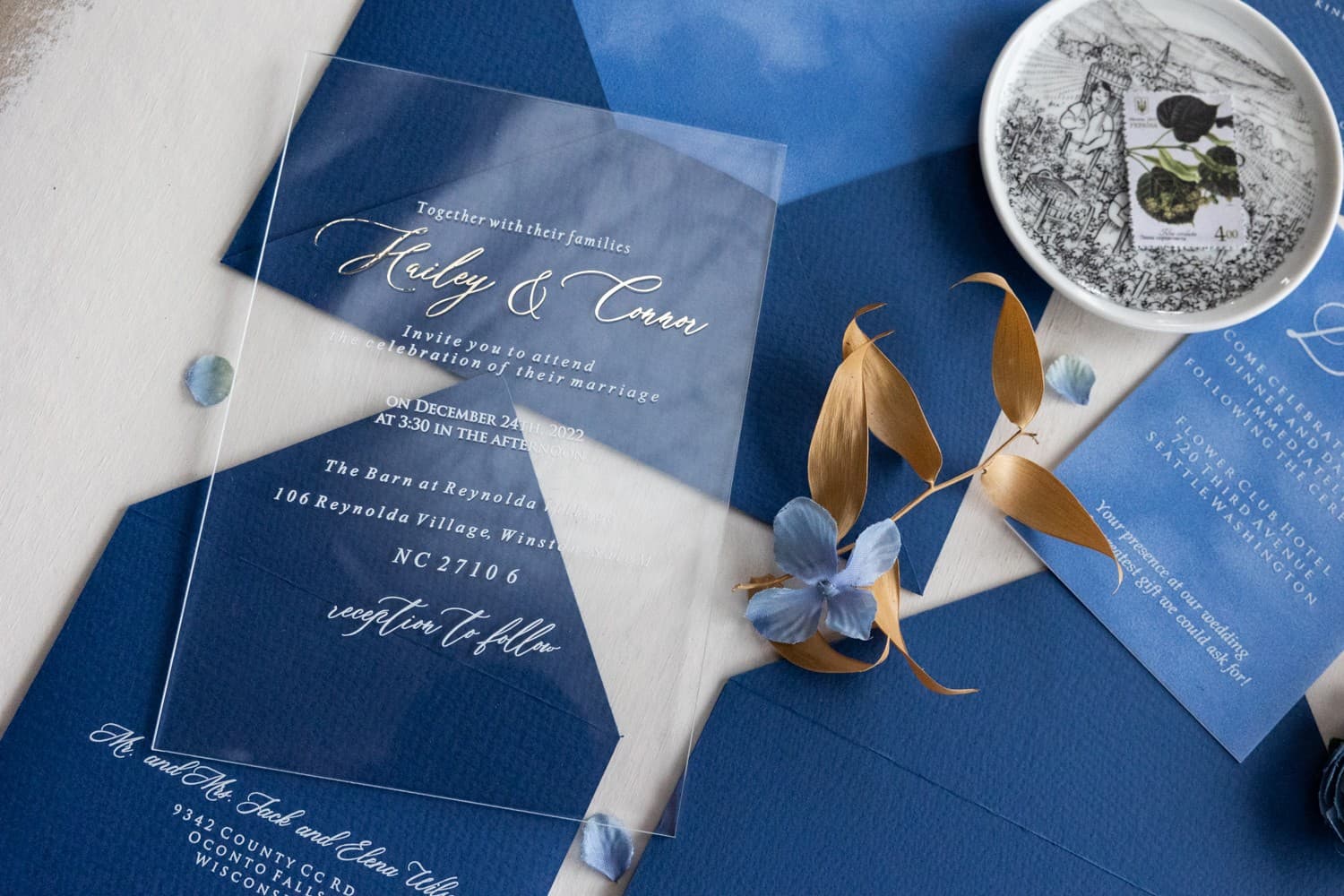 Detalle de sobre de terciopelo e invitación de acrílico