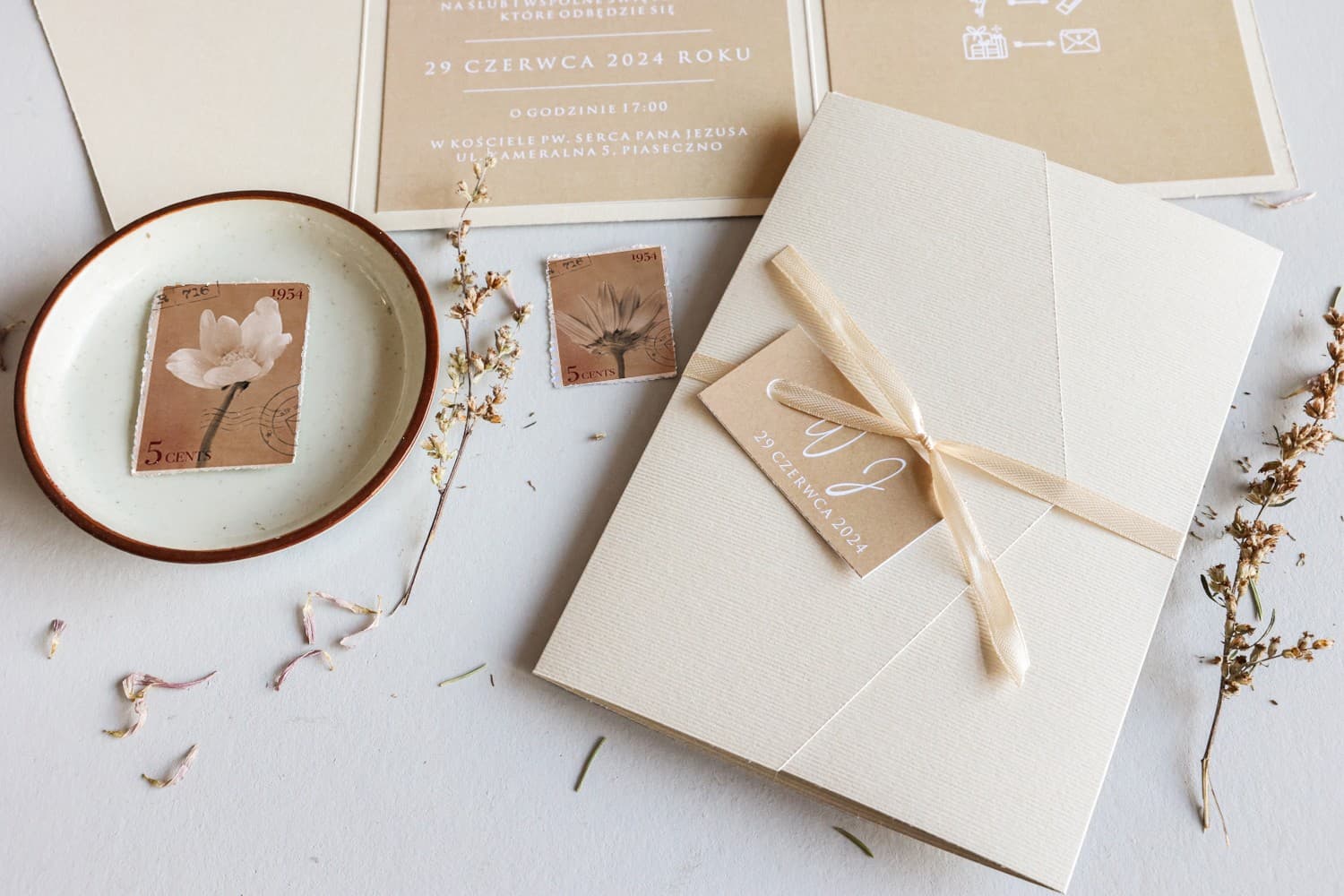 Invitaciones de boda minimalistas Avril nº 13 atadas con una cinta Amelia Wedding