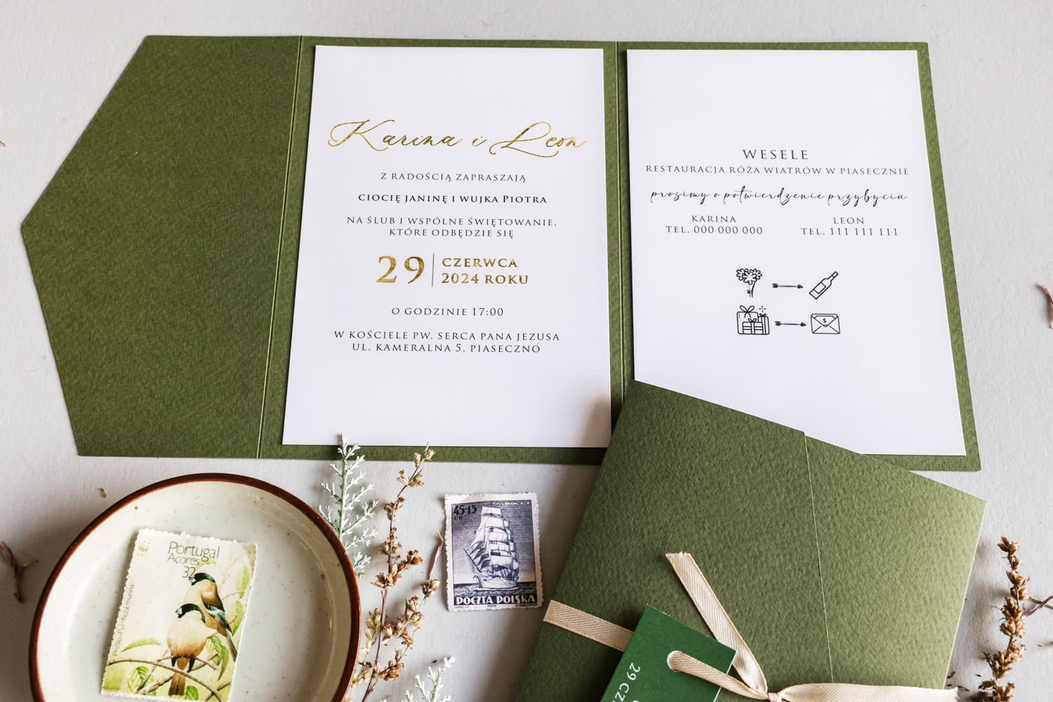 Invitación de boda abierta verde con interior blanco y dorado Avril nº 11 Amelia Wedding