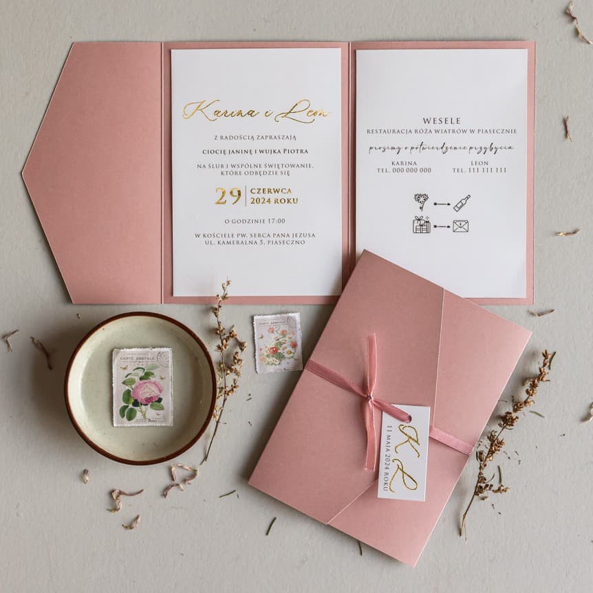 Invitaciones de boda doradas en carpeta Avril nº 12 rosa palo Amelia Wedding