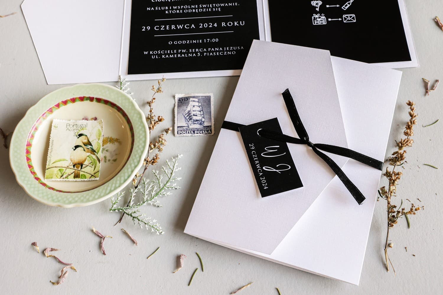 Invitaciones de boda con cinta negra y tarjeta de iniciales Avril nº 9 Amelia Wedding