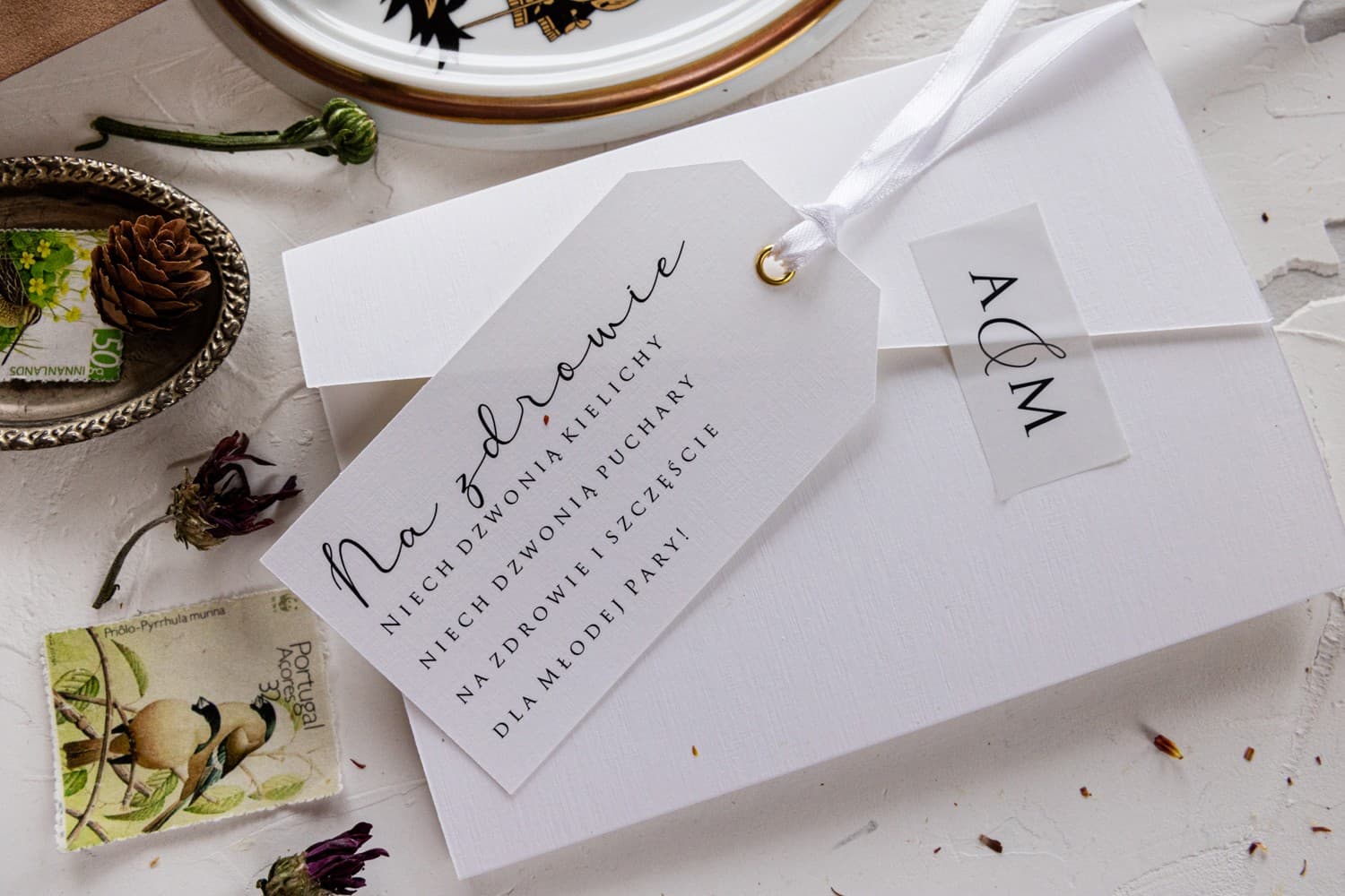 Invitaciones de boda blancas minimalistas con sobre y etiqueta