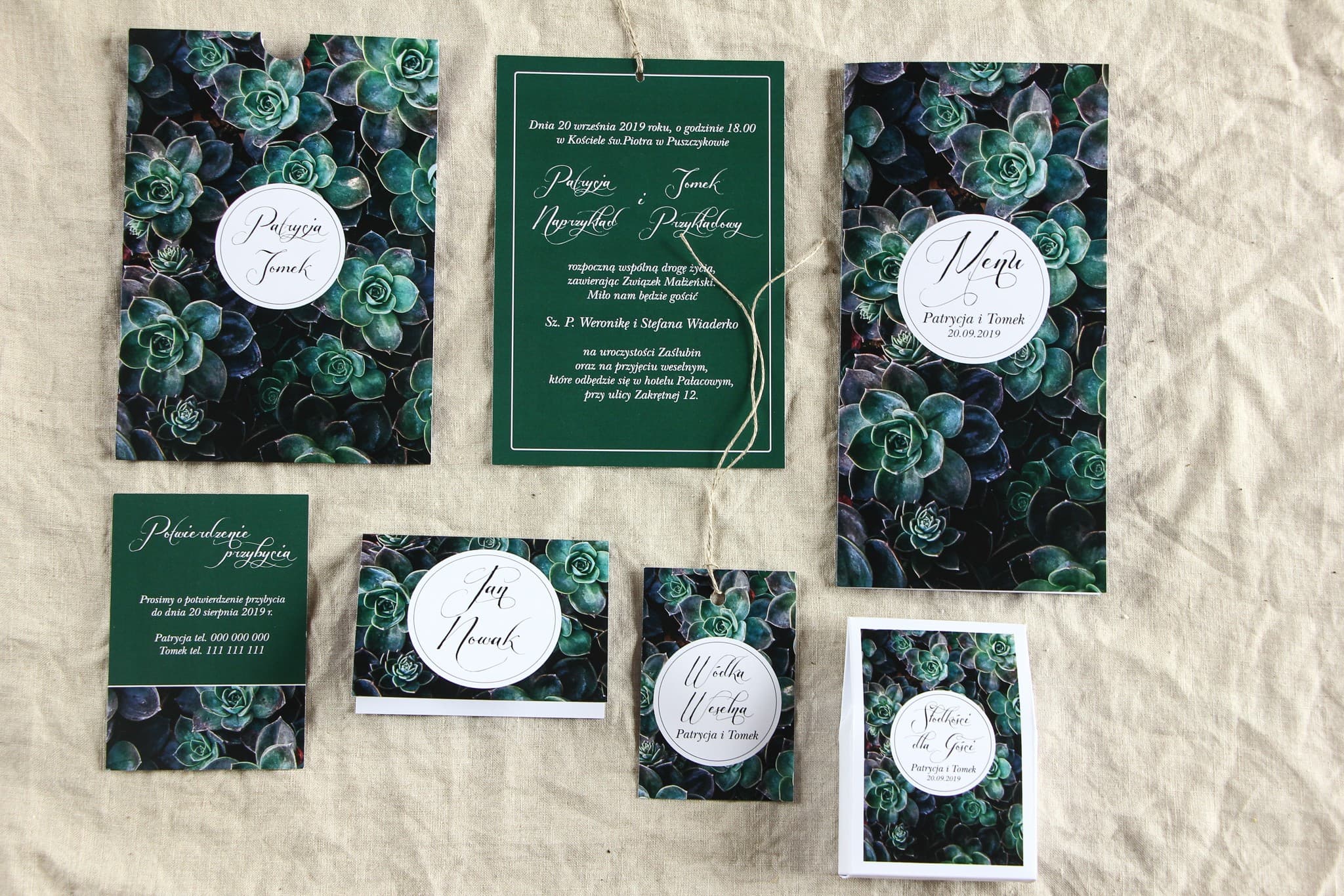 Invitaciones de boda botánicas en estuche con suculentas, accesorios y detalles
