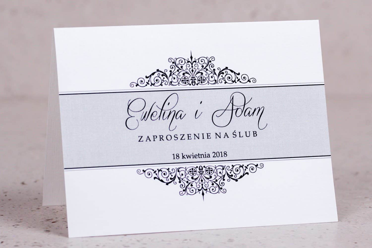 Invitaciones de boda clásicas con ornamento en papel de lino – Arte n.º 3