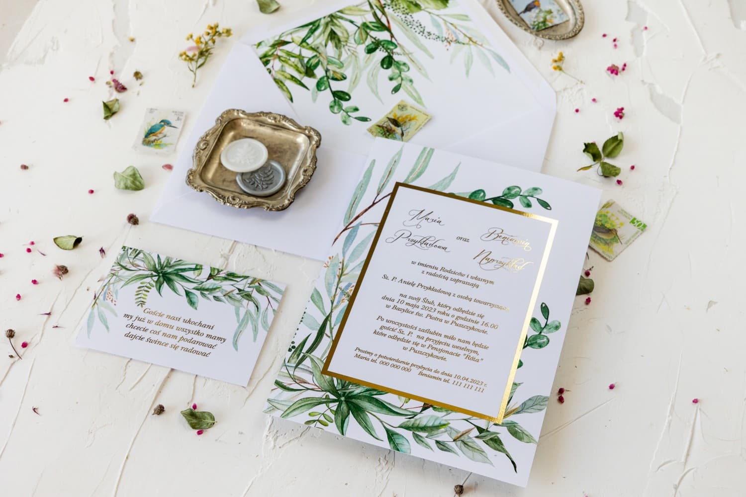 Invitaciones de boda estilo glamour con motivo botánico greenery – ramas verdes rodeadas de marco y texto dorado