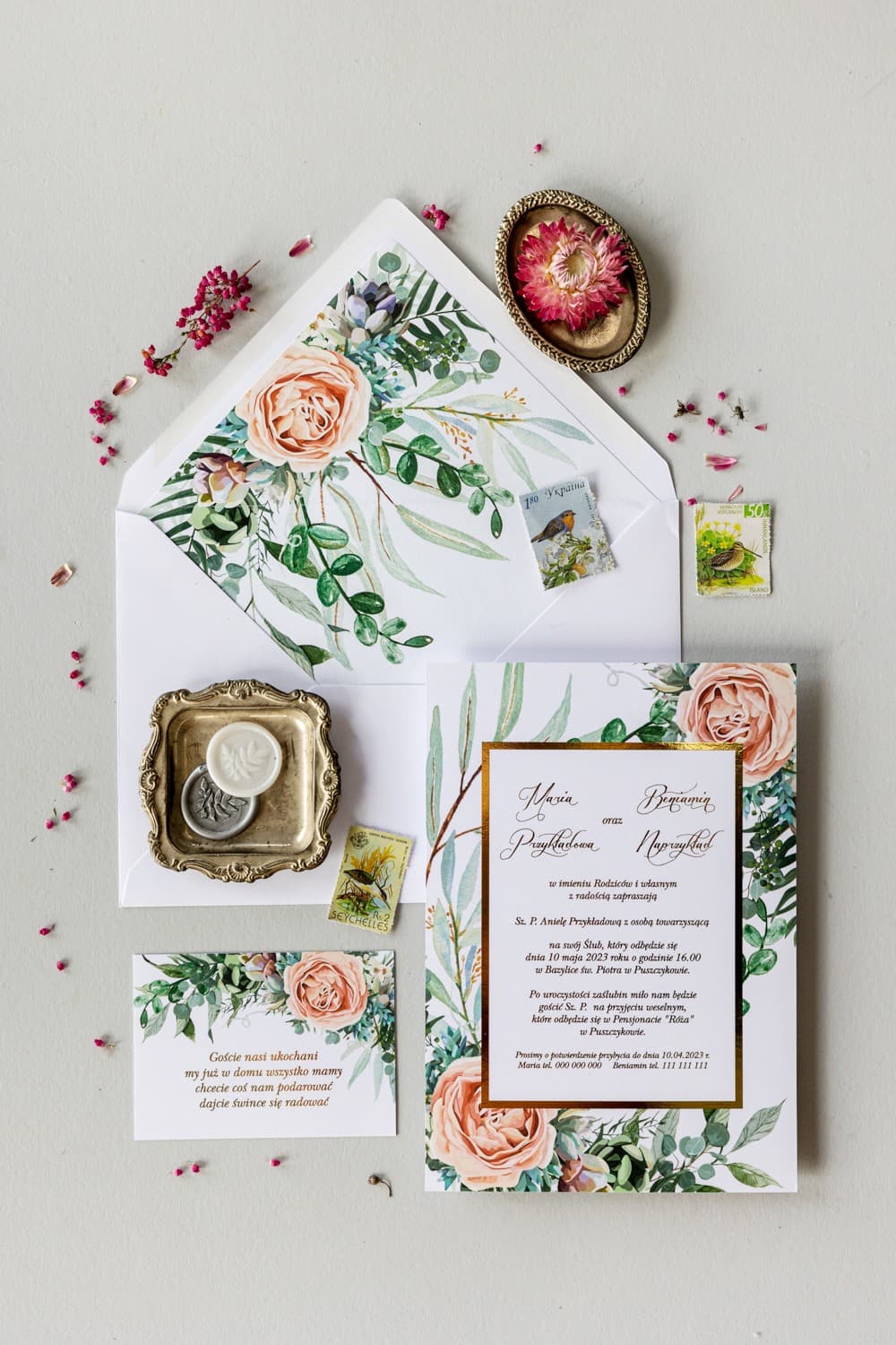 Elegantes invitaciones de boda Flores con adornos dorados, motivo floral y papel vegetal sutil para parejas modernas