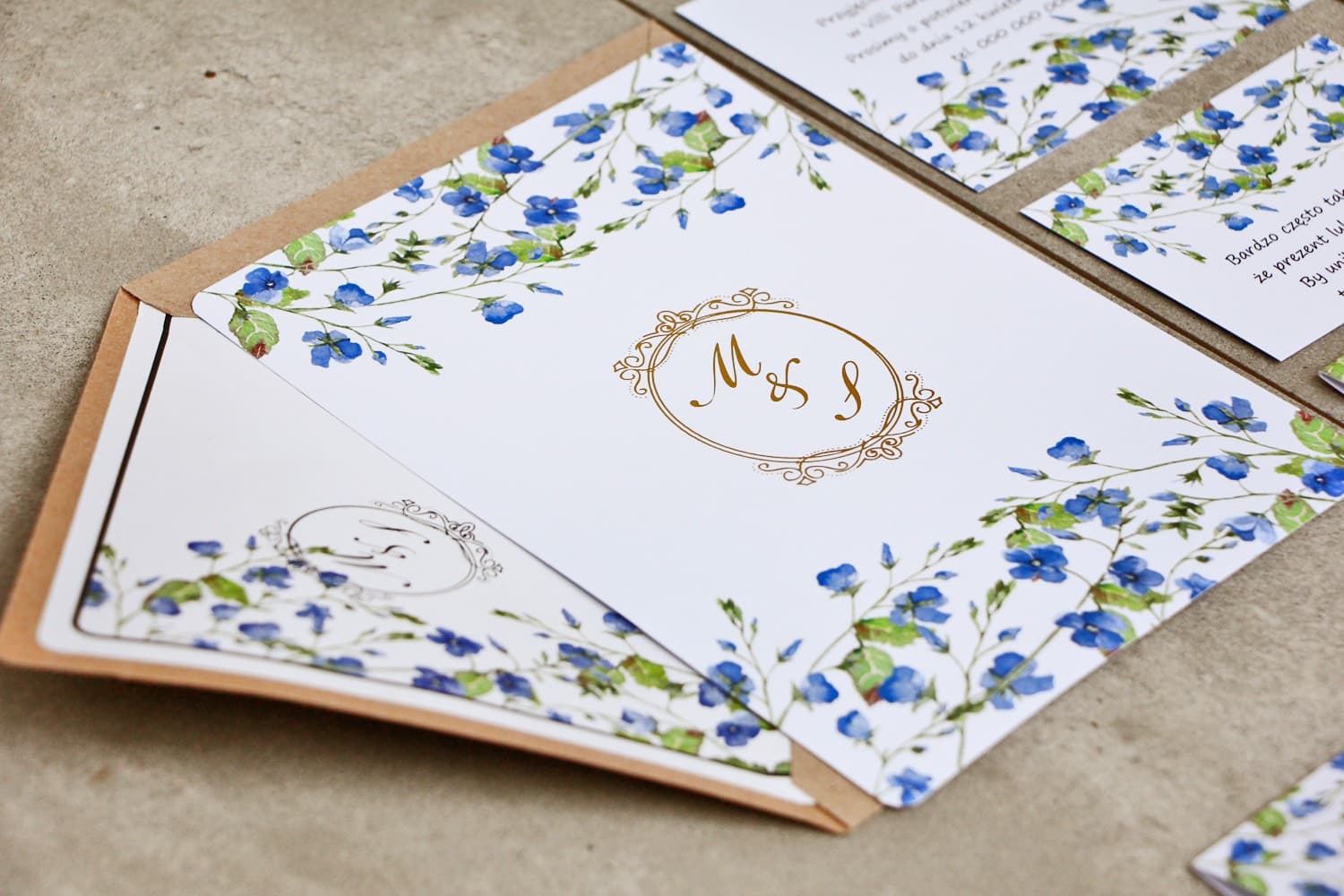 Invitaciones de boda boho con no me olvides en acuarela y dorado – Sorento nº 4