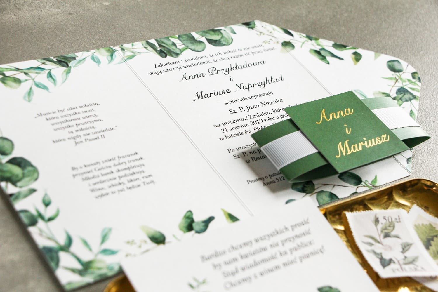 Invitaciones de boda con eucalipto, ramas verdes y nombres en dorado