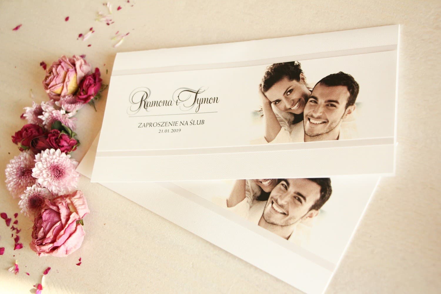 Detalle de invitación de boda personalizada con fotografía y papel de alta calidad.