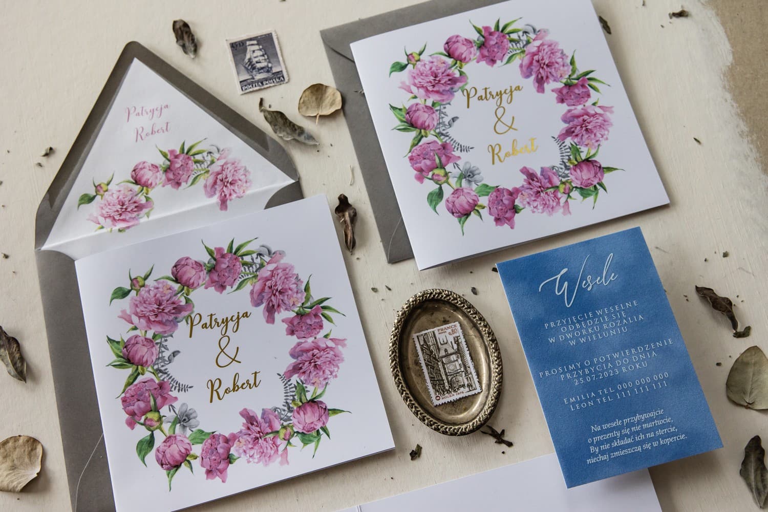 Detalle del dorado en invitación de boda con motivo botánico