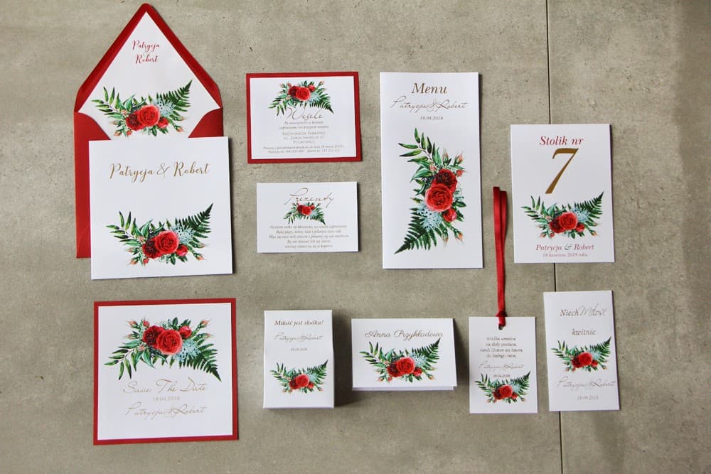 Elegante invitación de boda cuadrada con motivo floral y detalles dorados