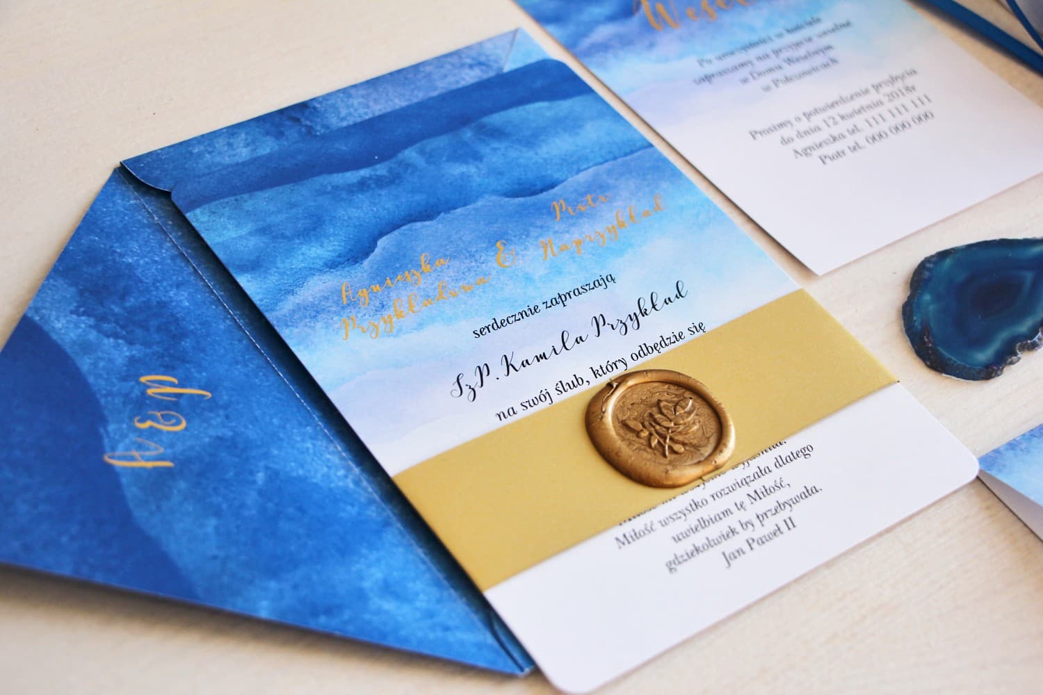 Invitaciones de boda glamour con acuarela azul, dorado y lacre – Delfina nº 3