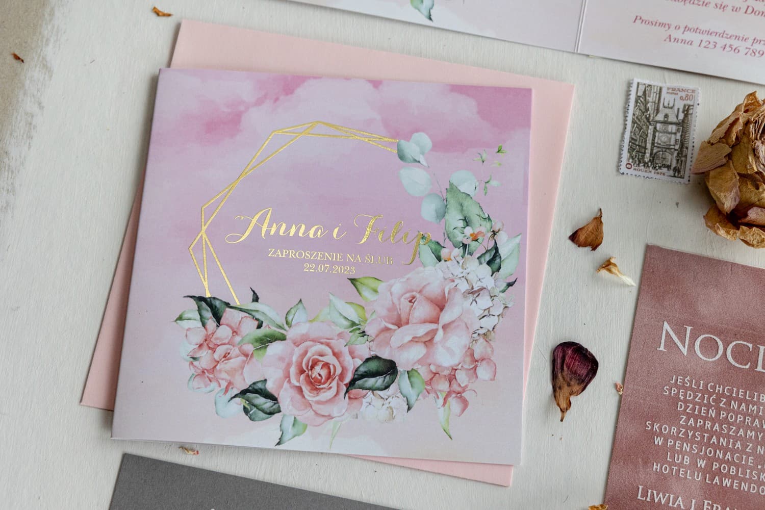 Invitación de boda estilo glamour con rosas rosas y detalles dorados