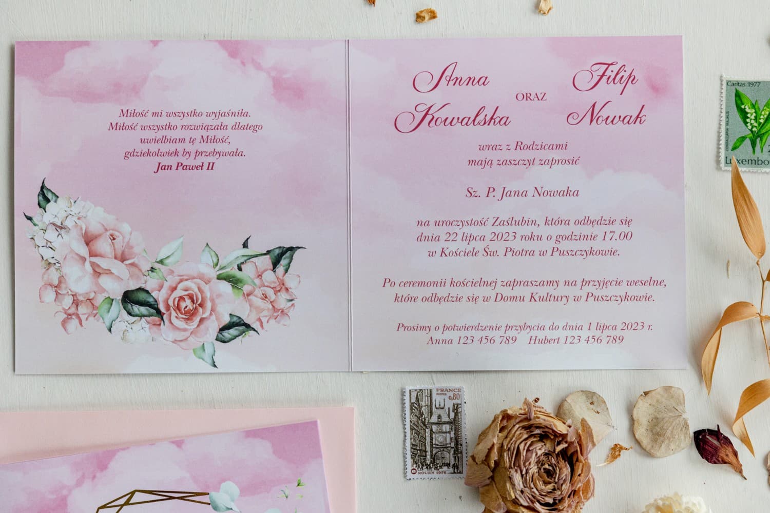 Papelería de boda elegante con motivo de rosas y acabado SoftTouch