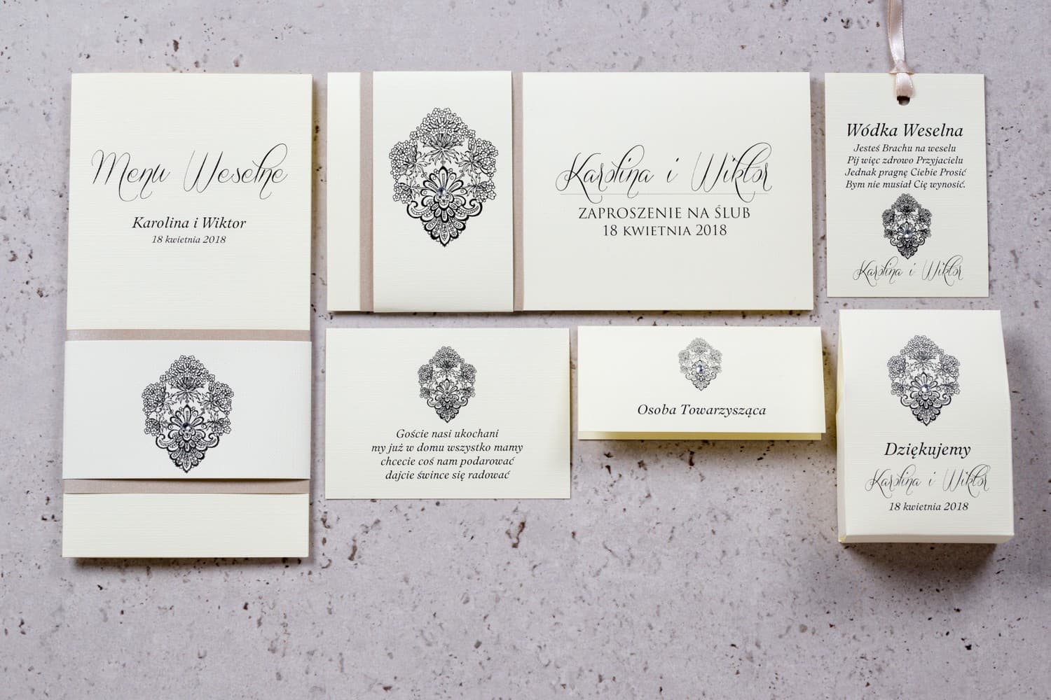 Set de muestra de invitaciones de boda Moreno n.º 3 - envueltas en fajín perlado