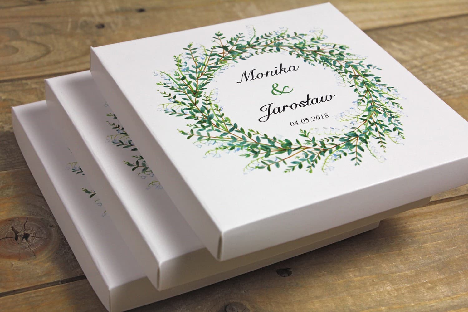 Detalle de invitación de boda desplegable en caja