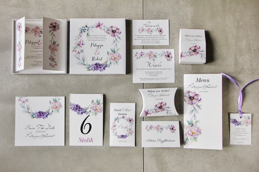 Elegante invitación de boda en caja con accesorios - Pistacho 15 - Corona floral pastel con flores lilas