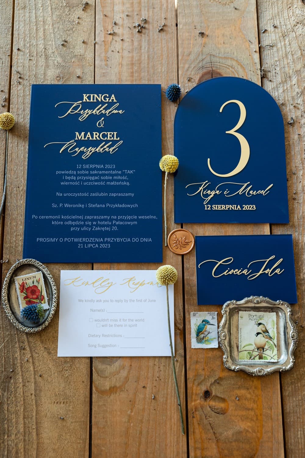 Modernas invitaciones de boda azul marino en cristal con nombres y apellidos dorados de los novios